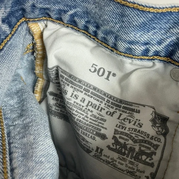 Levis 501 Original High Rise Distressed Denim Shorts Light Wash Blue W26 56327 - Picture 4 of 8